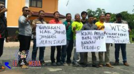 Wartawan Lintas Sampang saat melakukan aksi solidaritasnya di halaman kantor DPRD Sampang.