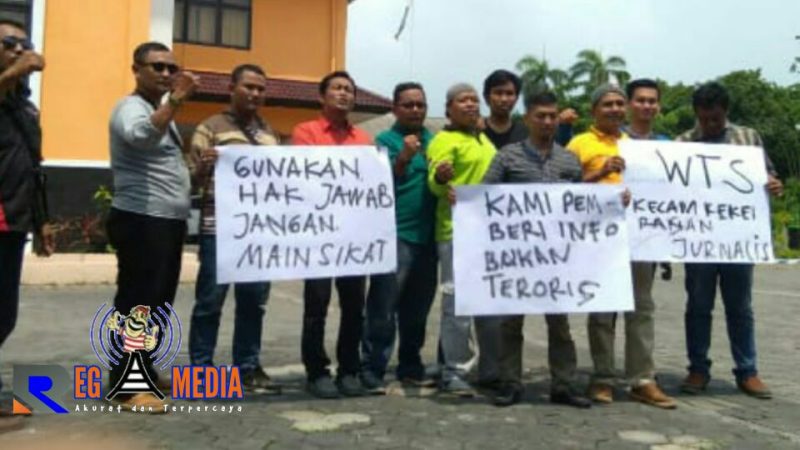 Wartawan Lintas Sampang saat melakukan aksi solidaritasnya di halaman kantor DPRD Sampang.