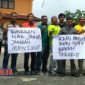 Wartawan Lintas Sampang saat melakukan aksi solidaritasnya di halaman kantor DPRD Sampang.