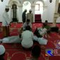 Sumai,  saat di sumpah pocong di Masjid Madegang, Kelurahan Polagan, Sampang.