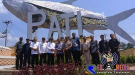 Dandim 0718/Pati Letkol Arm Arief Darmawan pose bersama Forkopimda Pati di Monumen Bandeng Raksasa.