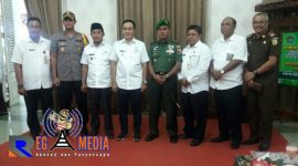 Pose bersama Forkopimda Pamekasan  di Pringitan Pendopo Ronggosukowati.