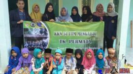 Mahasiswa KKN Kelompok 51 Universitas Trunojoyo Madura (UTM) saat memberikan pendidikan kepada siswa-siswi TK Permata di Desa Sabiyan, Bangkalan.