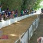 Warga antusias dan memadati samping arena balap kelinci.