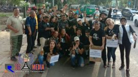 Komunitas Wadah Musisi Penyanyi Cimahi (WMPC), pose bersama usai melakukan aksi penggalangan dana.