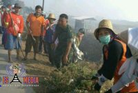 Kompak, warga bersama anggota Koramil Juwana membersihkan selokan dan parit.
