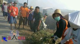 Kompak, warga bersama anggota Koramil Juwana membersihkan selokan dan parit.