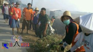 Cegah Banjir, Warga Bersihkan Parit Bersama Anggota Koramil Juwana