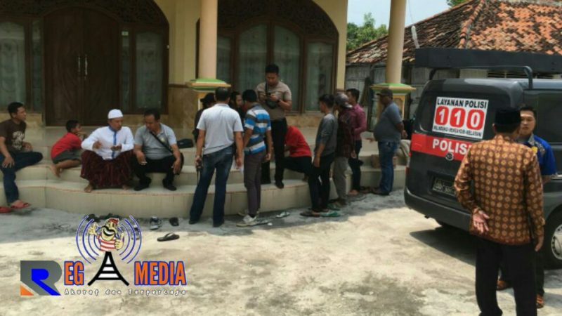 Anggota Kepolisian Resort Bangkalan saat turun ke TKP.
