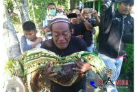 Jenazah saat digendong oleh kakeknya usai makamnya dibongkar dan memindahkan ke tempat pemakaman keluarganya.