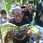 Jenazah saat digendong oleh kakeknya usai makamnya dibongkar dan memindahkan ke tempat pemakaman keluarganya.