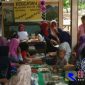 Mahasiswa Universitas Trunojoyo Madura (UTM) melaksanakan kegiatan KKN (Kuliah Kerja Nyata) serta menjelaskan kepada warga cara mengelola buah nangka menjadi camilan 