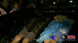 Dua korban tewas di TKP, hendak dibawa pulang ke rumah duka.
