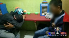 Kedua pelaku saat diamankan warga.