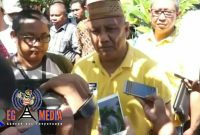 Gubernur Gorontalo Rusli Habibie saat diwawancarai awak media setelah ziarah kedua makam yang usai dibongkar.
