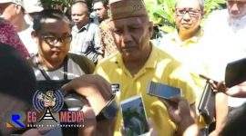 Gubernur Gorontalo Rusli Habibie saat diwawancarai awak media setelah ziarah kedua makam yang usai dibongkar.