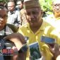 Gubernur Gorontalo Rusli Habibie saat diwawancarai awak media setelah ziarah kedua makam yang usai dibongkar.