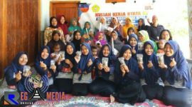 Pose bersama mahasiswa KKN kelompok 03 UTM dengan menunjukkan hasil karyanya.