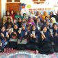 Pose bersama mahasiswa KKN kelompok 03 UTM dengan menunjukkan hasil karyanya.