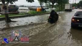 Ruas jalan jalur kabupaten di Kamal Bangkalan terendam banjir.