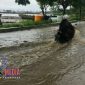 Ruas jalan jalur kabupaten di Kamal Bangkalan terendam banjir.