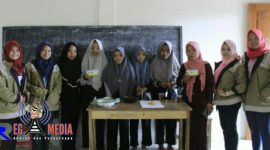 Pose bersama mahasiswa KKN kelompok 62 UTM dengan menunjukkan hasil karyanya.