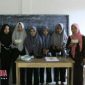 Pose bersama mahasiswa KKN kelompok 62 UTM dengan menunjukkan hasil karyanya.