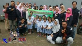Pose bersama mahasiswa KKN kelompok 66 UTM bersama warga Desa Kwanyar Bangkalan.