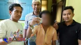 Tersangka (MA) dan barang bukti narkoba jenis sabu-sabu saat diamankan petugas kepolisian di Polsek Blega.