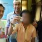 Tersangka (MA) dan barang bukti narkoba jenis sabu-sabu saat diamankan petugas kepolisian di Polsek Blega.