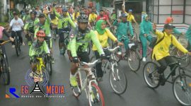 Terlihat Dandim 0718/Pati Letkol Arm Arief Darmawan, S.Sos beserta ibu juga gowes bersama dengan Club Gowes 0718.