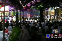 Masyarakat sudah memadati halaman Pon-Pes Darul Amin untuk menunggu kedatangan Cawapres Sandiaga Uno.