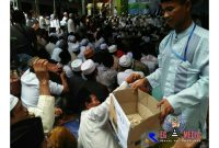 Terlihat beberapa masyarakat menyisihkan rejekinya untuk disumbangkan ke Cawapres Sandiaga Uno.