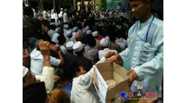 Terlihat beberapa masyarakat menyisihkan rejekinya untuk disumbangkan ke Cawapres Sandiaga Uno.
