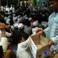 Terlihat beberapa masyarakat menyisihkan rejekinya untuk disumbangkan ke Cawapres Sandiaga Uno.