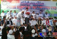 Cawapres Sandiaga Uno saat menyampaikan sambutannya dalam acara deklarasi dukungan kemenangan di Pon-Pes Darul Amin, Desa Pandiyangan, Robatal, Sampang, Madura.