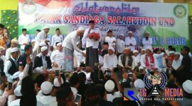 Cawapres Sandiaga Uno saat menyampaikan sambutannya dalam acara deklarasi dukungan kemenangan di Pon-Pes Darul Amin, Desa Pandiyangan, Robatal, Sampang, Madura.