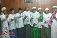 Pose bersama Sandiaga Uno dengan pengasuh Pon-Pes Al Ihsan Jrangoan KH. Mahrus Abd. Malik dan beberapa ulama' di Sampang.