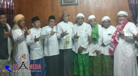 Pose bersama Sandiaga Uno dengan pengasuh Pon-Pes Al Ihsan Jrangoan KH. Mahrus Abd. Malik dan beberapa ulama' di Sampang.