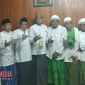Pose bersama Sandiaga Uno dengan pengasuh Pon-Pes Al Ihsan Jrangoan KH. Mahrus Abd. Malik dan beberapa ulama' di Sampang.