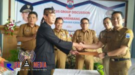Serah terima berkas hasil Musrenbang tingkat Kelurahan Karang Mekar disaksikan Wakil Walikota Cimahi.
