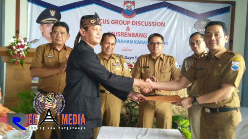 Serah terima berkas hasil Musrenbang tingkat Kelurahan Karang Mekar disaksikan Wakil Walikota Cimahi.