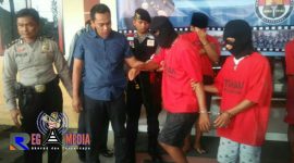 Kedua tersangka Z dan AF saat hendak digiring ke sel tahanan usai konferensi pers di Mapolres Sampang.