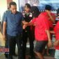 Kedua tersangka Z dan AF saat hendak digiring ke sel tahanan usai konferensi pers di Mapolres Sampang.