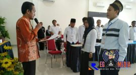 Ketua KPUD Sampang (Syamsul Muarif) saat mengukuhkan 55 relawan demokrasi di aula Hotel Bahagia.