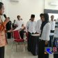 Ketua KPUD Sampang (Syamsul Muarif) saat mengukuhkan 55 relawan demokrasi di aula Hotel Bahagia.