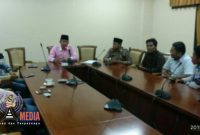 Terlihat Ketua Komisi I DPRD Sampang (Aulia Rahman) tengah memaparkan kepada awak media, terkait klarifikasi proyek pembangunan infrastruktur yang menggunakan anggaran Dana Desa (DD) diduga ditemukan banyak pelanggaran.