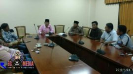 Terlihat Ketua Komisi I DPRD Sampang (Aulia Rahman) tengah memaparkan kepada awak media, terkait klarifikasi proyek pembangunan infrastruktur yang menggunakan anggaran Dana Desa (DD) diduga ditemukan banyak pelanggaran.