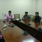 Terlihat Ketua Komisi I DPRD Sampang (Aulia Rahman) tengah memaparkan kepada awak media, terkait klarifikasi proyek pembangunan infrastruktur yang menggunakan anggaran Dana Desa (DD) diduga ditemukan banyak pelanggaran.