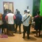 Petugas kepolisian saat mengevakuasi kedua korban.